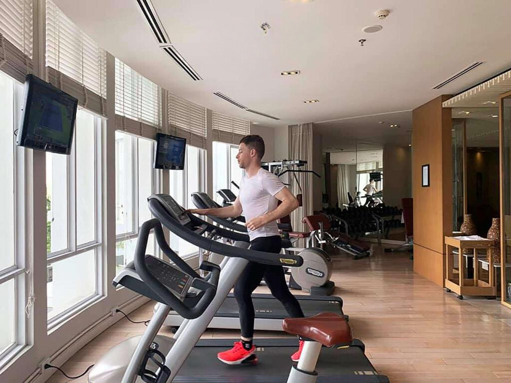 Tập luyện các bài tập rèn luyện sức khỏe với phòng gym hiện đại tại Novotel