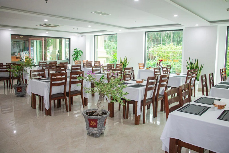 Không gian nhà hàng rộng rãi