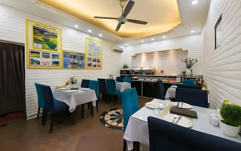 Nhà hàng sang trong, cung cấp các món ẩm thực Việt - Âu